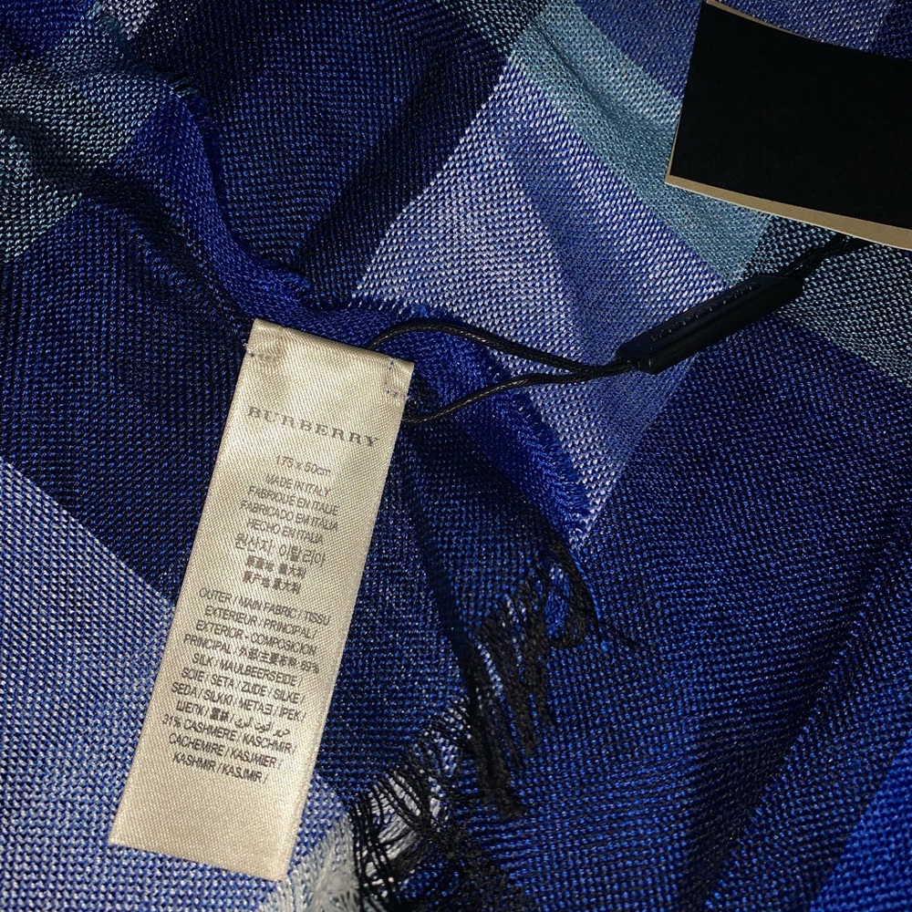 BURBERRY SCARF - Picture 4 of 5